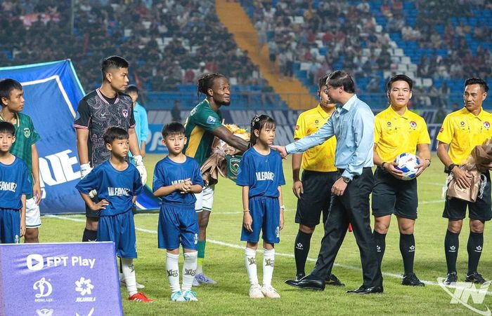 Đồng chí Bí thư Tỉnh ủy Thái Nguyên Trịnh Xuân Trường xuống sân động viên các cầu thủ.
