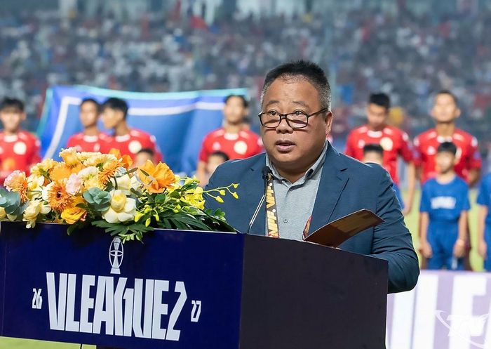 Đại diện Ban Tổ chức phát biểu khai mạc Giải bóng đá hạng Nhất Quốc gia 2026-2027.