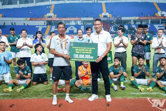 Đại diện các đơn vị trao tặng tiền thưởng cho FC Thái Nguyên.