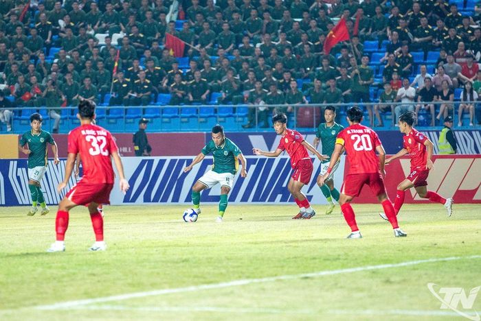 Sau bàn thua, Quy Nhơn United tràn lên tấn công.