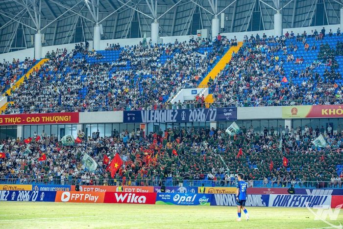 Đông đảo khán giả đến Sân vận đông Thái Nguyên cổ vũ trận đấu.
