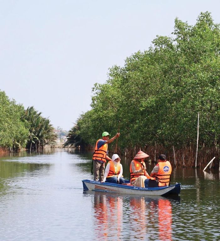 Khách du lịch trải nghiệm hoạt động đi thuyền khám phá Rú Chá. Ảnh: Hữu Phúc