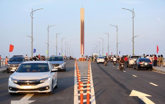  Cầu vượt cửa biển Thuận An những ngày đầu thông xe.