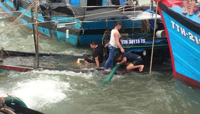 Tàu bị sóng đánh chìm tại khu vực cảng cá Thuận An đã được lực lượng chức năng hỗ trợ trục vớt. Ảnh: UBND phường Thuận An