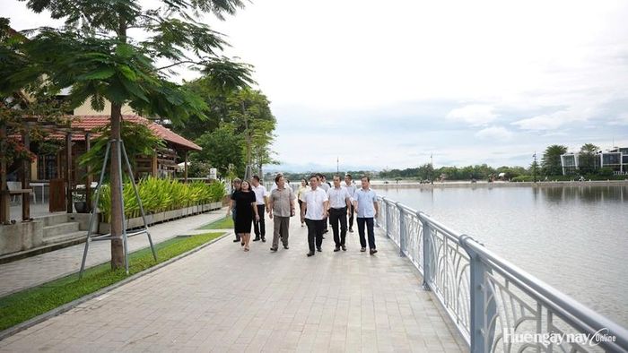 Chủ tịch UBND thành phố Lê Trí Thanh cùng đoàn công tác khảo sát khu vực ven sông Như Ý và tuyến đường đi bộ dọc sông. 