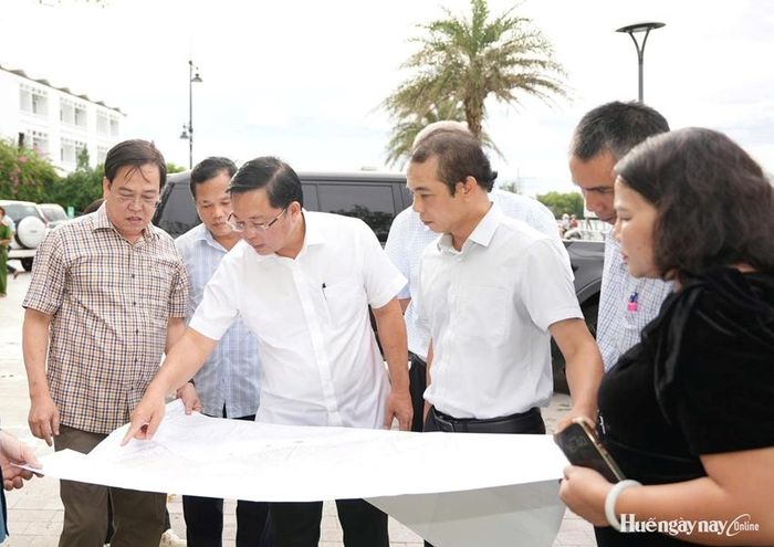 Chủ tịch UBND thành phố Lê Trí Thanh khảo sát hệ thống đường đi bộ, không gian cây xanh và cảnh quan tại khu vực ven sông Như Ý.  