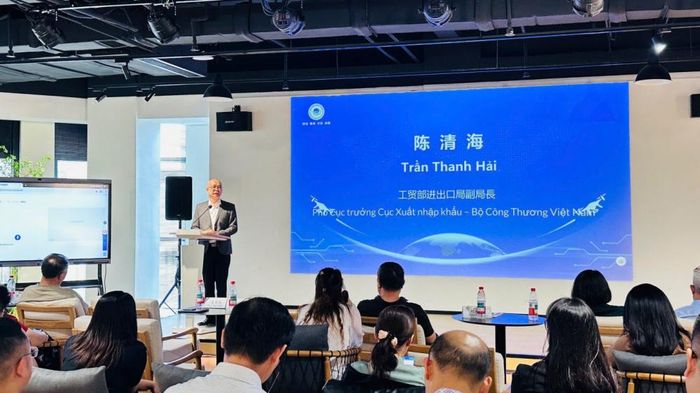 Ông Trần Thanh Hải - Phó Cục trưởng Cục Xuất nhập khẩu phát biểu tại buổi làm việc với các doanh nghiệp tại Chiết Giang