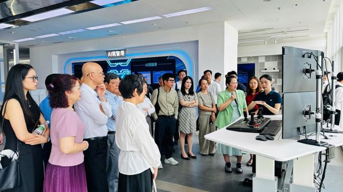 Đoàn công tác tìm hiểu về mô hình vận hành tại Cảng container tại Khâm Châu