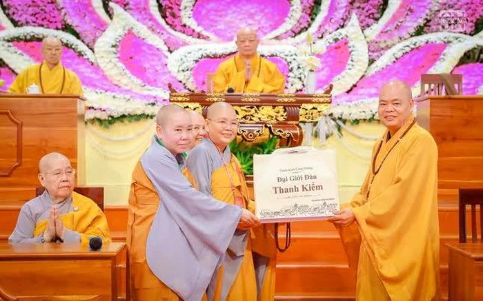 Thượng tọa Thích Thanh Phong, Phó ban Thường trực Ban Kiến đàn trao quà cúng dường các điểm truyền giới
