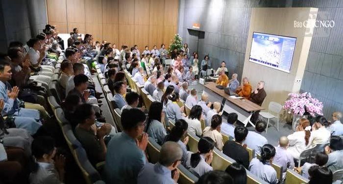 Buổi sinh hoạt của tân sinh viên hệ cử nhân Phật học từ xa từ khóa VIII đến XII trong khán phòng thuộc Thư viện Trí Quảng tại cơ sở II của Học viện