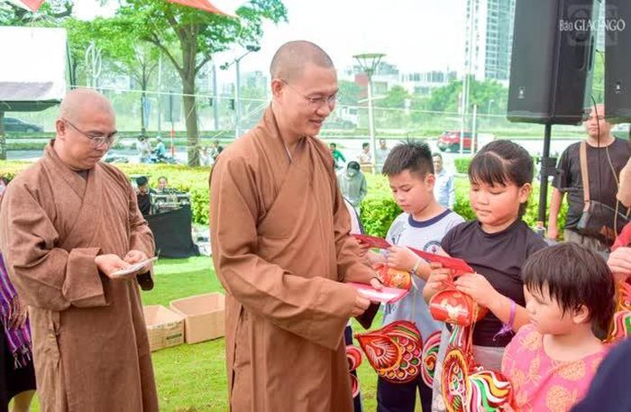 Đại đức Thích Minh Thật, Chánh Thư ký Ban Kinh tế - Tài chính T.Ư và Đại đức Thích Trung Minh, Phó Thư ký kiêm Chánh Văn phòng Ban Từ thiện xã hội T.Ư tặng quà đến các em học sinh