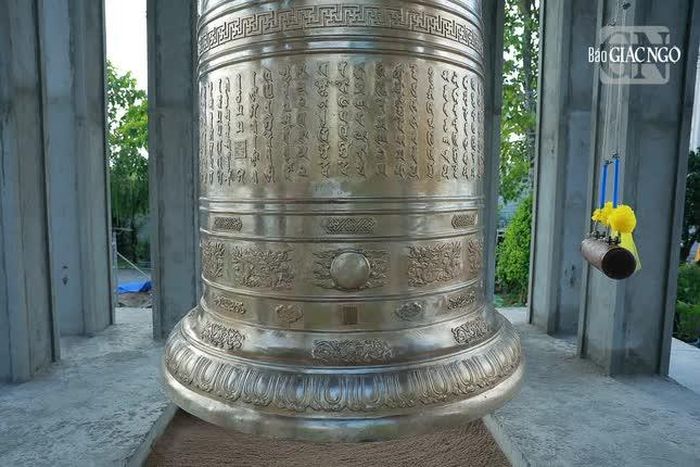 Hoa văn và chữ Quốc ngữ trên đại hồng chung