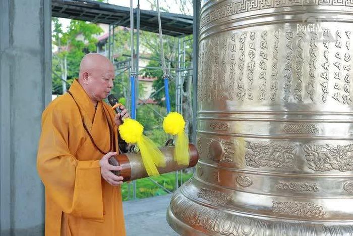 Hòa thượng Thích Lệ Trang thực hiện nghi thức khai chuông