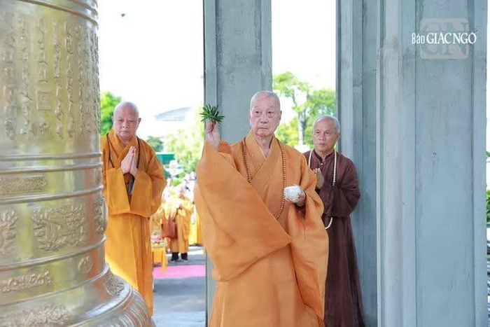 Đại lão Hòa thượng cử hành nghi thức sái tịnh