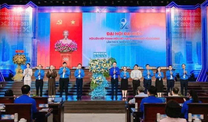 Trung ương Hội Liên hiệp Thanh niên VN tặng hoa chúc mừng