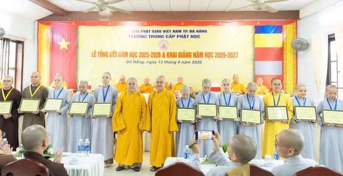 Tặng phần thưởng đến Tăng Ni học viên