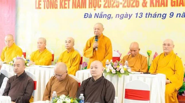 Hòa thượng Thích Từ Nghiêm tán thán những thành tựu của thầy và trò Trường Trung cấp Phật học Đà Nẵng đã đạt được