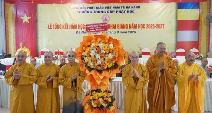 Ban Thường trực Ban Trị sự Phật giáo TP.Đà Nẵng tặng lẵng hoa chúc mừng