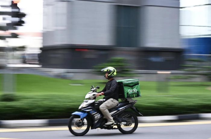 Áp lực chạy thêm đơn đang kéo theo những rủi ro đáng lo ngại với tài xế xe công nghệ.