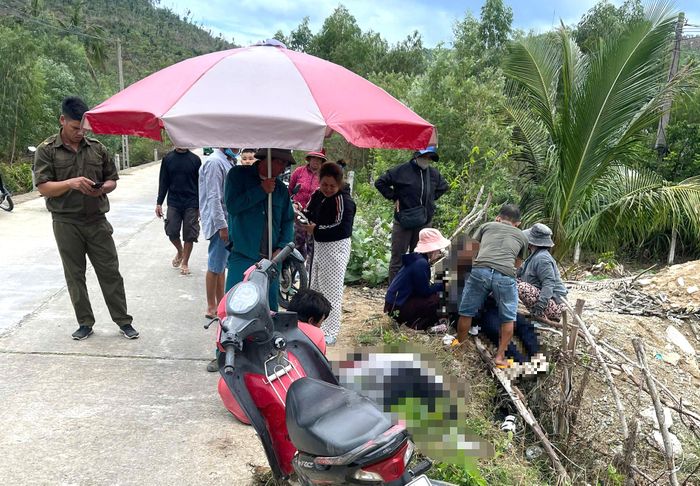 Hiện trường vụ tai nạn khiến hai nữ sinh đi xe máy thương vong.
