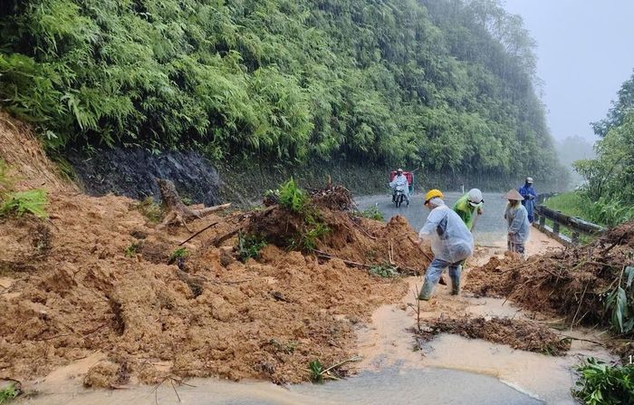 Sạt lở trên quốc lộ 49 đoạn qua A Lưới 3 gây gián đoạn giao thông trong thời gian ngắn, trước khi được khắc phục.