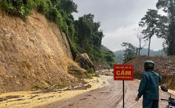 Lực lượng chức năng cắm biển báo cấm lưu thông trên tuyến đường từ Trường Xuân đi Trường Sơn.
