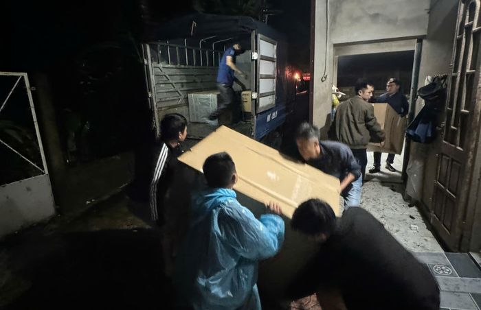 Mưa lớn, nước sông Sê Pôn dâng cao, nhiều hộ dân tại xã Lao Bảo "chạy lụt" trong đêm.