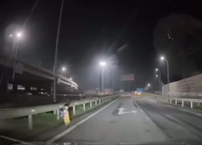 Bé trai đi lạc may mắn được tài xế phát hiện và đưa đến công an.