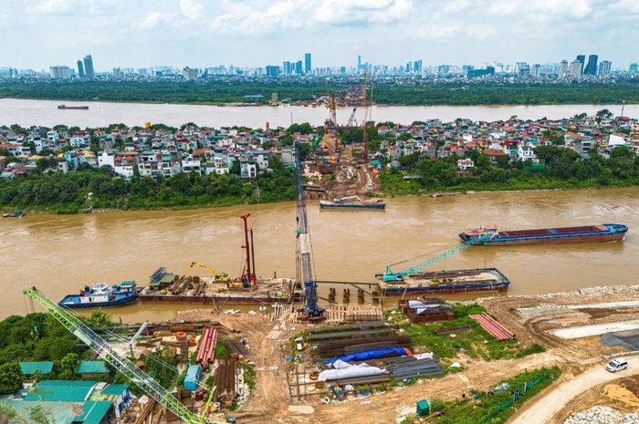 Dự án cầu Tứ Liên đã hoàn thành toàn bộ công tác giải phóng mặt bằng với diện tích khoảng 63ha. Liên danh nhà thầu đang triển khai 15 mũi thi công trên toàn tuyến, sản lượng thực hiện đạt khoảng 1.843 tỷ đồng, tương đương gần 20% giá trị hợp đồng.