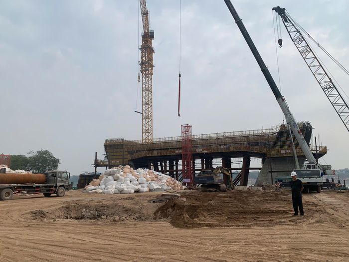 Theo tìm hiểu của PV, cầu Ngọc Hồi đã hoàn thành 100% giải phóng mặt bằng phía Hà Nội, với diện tích khoảng 33 ha. Tại Hưng Yên, khoảng 22,1/22,7 ha mặt bằng đã được bàn giao, đạt gần 98%; phần còn lại dự kiến hoàn tất trong tháng 9. Dự án thành phần 2 đã mở thầu ngày 3/9, phấn đấu khởi công trong tháng 9. Dự án thành phần 3 đang triển khai 20 mũi thi công, với sản lượng thực hiện khoảng 1.648 tỷ đồng, tương đương hơn 22% giá trị hợp đồng.