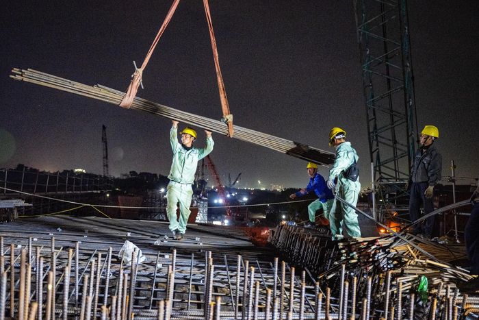 Dự án được tổ chức thi công 3 ca liên tục, cả ngày lẫn đêm, nhằm bảo đảm tiến độ. Khi màn đêm buông xuống, công trường vẫn sáng đèn, các mũi thi công tiếp tục hoạt động nhịp nhàng. Nhiều hạng mục cơ bản đang đáp ứng yêu cầu, hướng tới mục tiêu hoàn thành dự án trước APEC 2027.