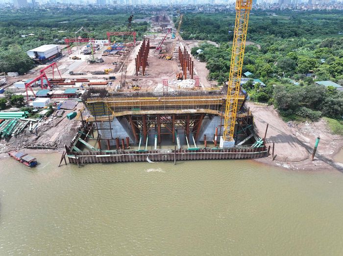Công trường tiếp tục tập trung thi công cọc khoan nhồi, bệ mố trụ, cầu dẫn và thân tháp cầu chính, đồng thời đẩy nhanh các hạng mục hầm chui, cầu vượt tại nút giao Trường Sa.
