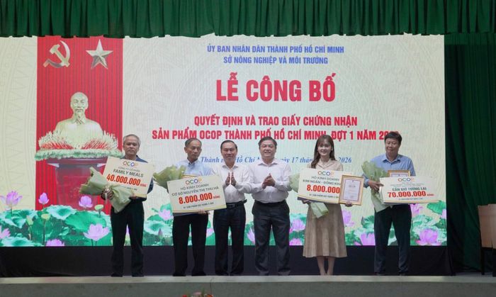Ông Nguyễn Văn Đa, Phó giám đốc Sở Nông nghiệp và Môi trường TP.HCM (thứ ba từ trái qua), trao giấy chứng nhận OCOP cho các chủ thể.