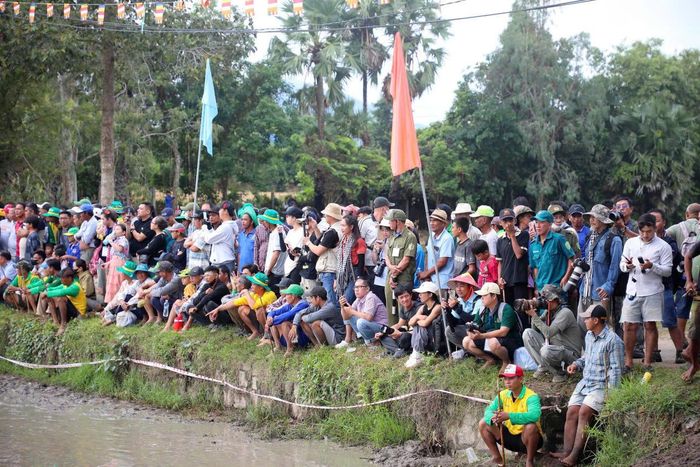 Người dân địa phương và du khách xem, cổ vũ Hội đua bò truyền thống chùa Rô năm 2026.