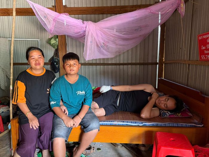 Anh Thào A Xèo nằm trên giường với vết thương đang dần lành, nhưng nỗi đau mất con vẫn ám ảnh.