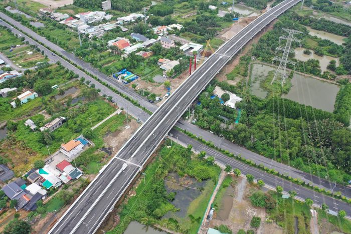 Nút giao giữa cao tốc Bến Lức - Long Thành và trục đường Rừng Sác được thiết kế tại đây.