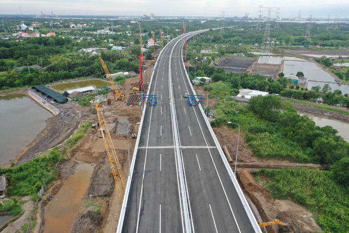 Đoạn đường Rừng Sác hướng về phà Bình Khánh sẽ nâng cấp theo tiêu chuẩn đường chính đô thị, với vận tốc thiết kế 60km/h và quy mô 4 làn xe, đáp ứng nhu cầu giao thông ngày càng tăng khi Cần Giờ phát triển thành trung tâm kinh tế biển và du lịch sinh thái của thành phố.