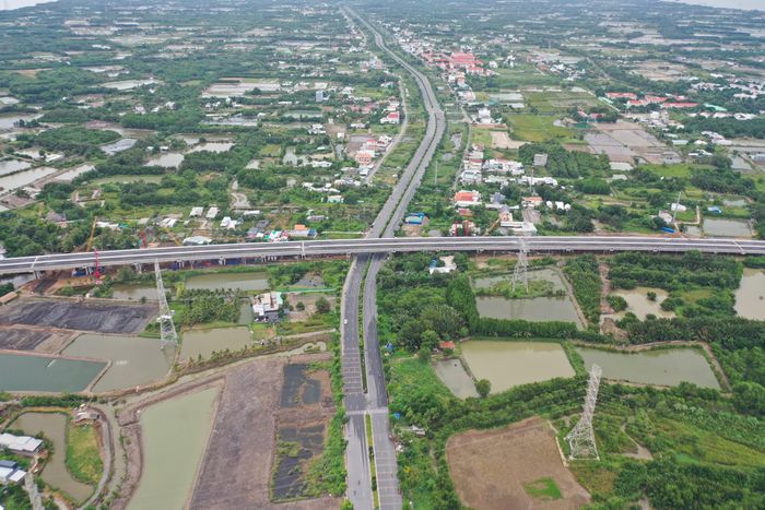 Ngày 1/7, UBND TP.HCM khởi công dự án nút giao đường Rừng Sác với cao tốc Bến Lức - Long Thành tại xã Bình Khánh. Dự án có tổng mức đầu tư gần 2.970 tỷ đồng. Đây là một trong những công trình giao thông trọng điểm, được kỳ vọng tạo bước đột phá về kết nối hạ tầng cho khu vực Cần Giờ, đồng thời hoàn thiện mạng lưới giao thông liên vùng phía Nam.