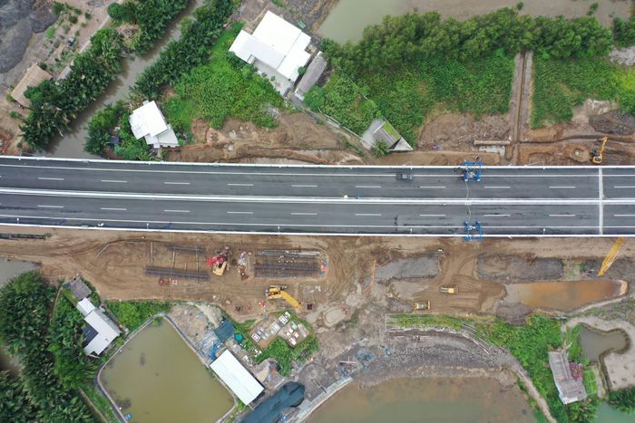Trong đó, nhánh kết nối từ khu vực đầu cầu Cần Giờ và đoạn đường Rừng Sác hướng về trung tâm Cần Giờ sẽ được đầu tư theo tiêu chuẩn trục chính đô thị, với vận tốc thiết kế 80km/h và quy mô 6 làn xe. Hệ thống đường song hành hai bên được xây dựng theo tiêu chuẩn đường phố nội bộ chính, bảo đảm tối thiểu 2 làn xe.