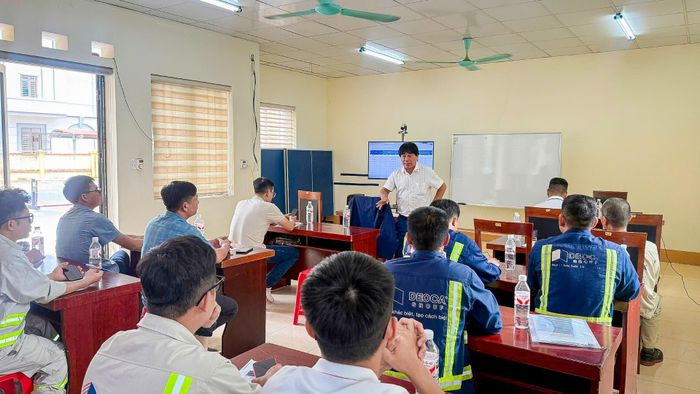 PGS.TS Đỗ Văn Dũng giảng dạy lớp “Ứng dụng AI cho xe máy công trình” tại dự án Đồng Đăng - Trà Lĩnh.