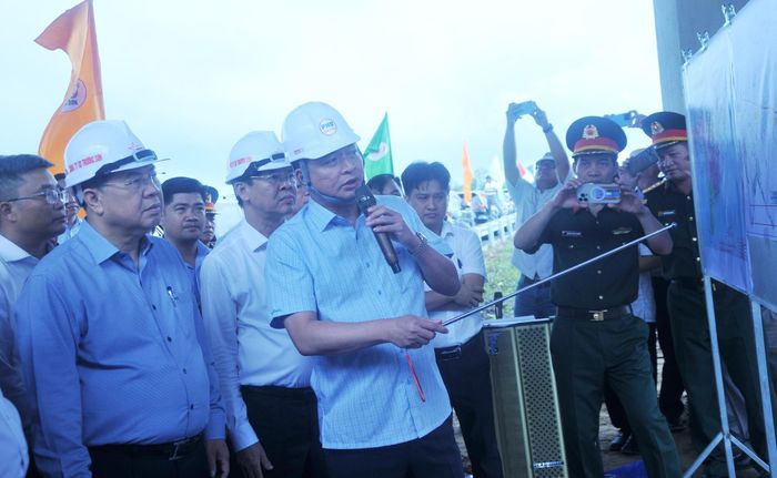 Ông Lê Minh Cường, Giám đốc Ban Quản lý dự án đầu tư xây dựng công trình giao thông và nông nghiệp TP Cần Thơ báo cáo tình hình thiếu vật liệu dự án cao tốc Châu Đốc - Sóc Trăng - Cần Thơ.