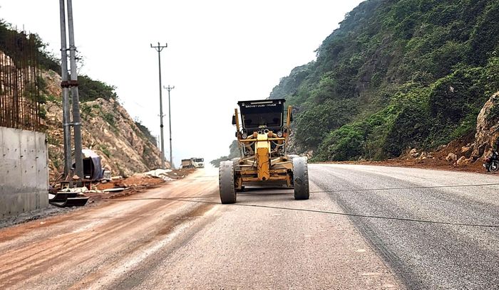 Khi có mặt bằng sạch, đơn vị sẽ huy động thêm nhân lực, máy móc, tổ chức tăng ca, tăng kíp, duy trì thi công đến 21h hằng ngày.
