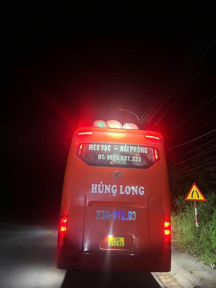 Lực lượng Cảnh sát giao thông tỉnh Tuyên Quang xử lý xe khách vi phạm quy định trong hoạt động vận tải hành khách.