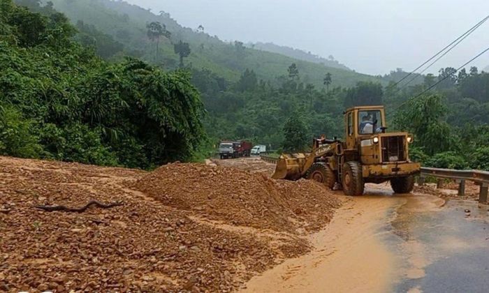 Vị trí đất đá sạt lở gây ách tắc giao thông tại Km256 đường Hồ Chí Minh nhánh Tây.