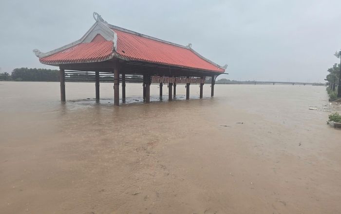 Nước lũ trên sông Thạch Hãn đoạn Điểm đỗ thuyền thả hoa trên sông Thạch Hãn chiều 13/9.