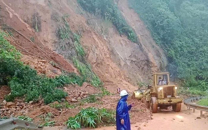 Các đơn vị khẩn trương hót dọn đất đá, thông xe các vị trí sạt lở trên tuyến đường Hồ Chí Minh nhánh Tây sáng 13/9.