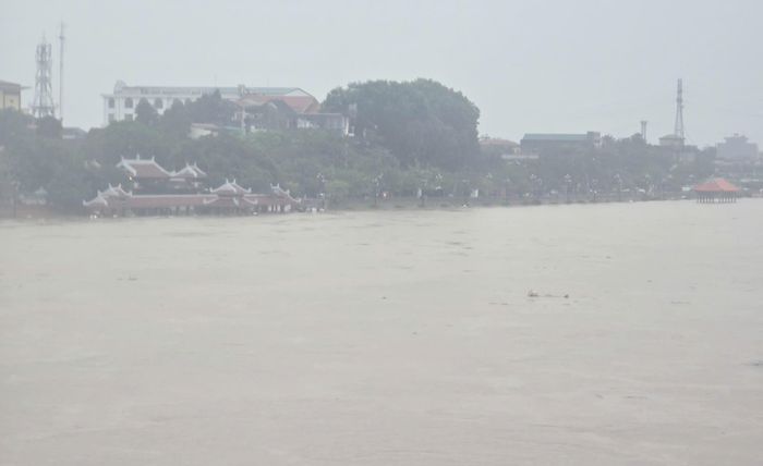 Bến thả hoa bờ Nam sông Thạch Hãn đang bị ngập sâu.
