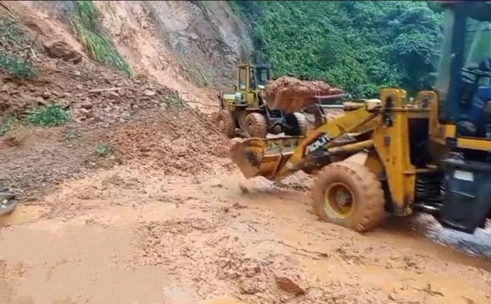 Khẩn trương hót dọn đất đá, thông xe vị trí sạt lở gây ách tắc giao thông Km 255+480 đường Hồ Chí Minh nhánh Tây.