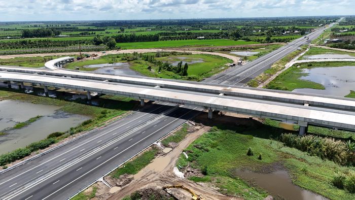 Cầu vượt cao tốc Châu Đốc - Sóc Trăng - Cần Thơ.