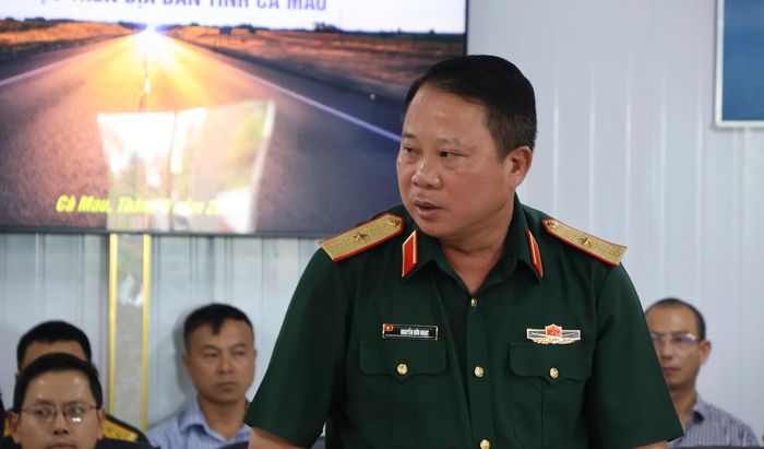 Thiếu tướng Nguyễn Hữu Ngọc, Tư lệnh Binh đoàn 12 phát biểu tại cuộc họp về phương án thi công.